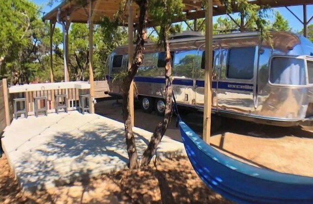 “Steel Magnolia” airstream in gated boutique resort with pool!