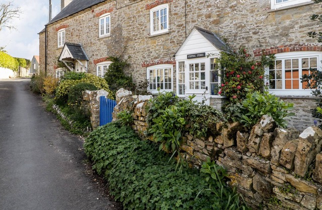 STEPPING STONES, pet friendly, with open fire in Langton Herring