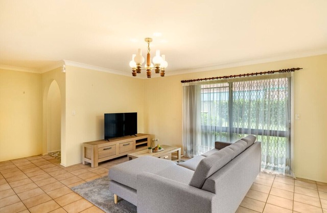 Steps from Mall! Super Convenient 3BR Cozy House