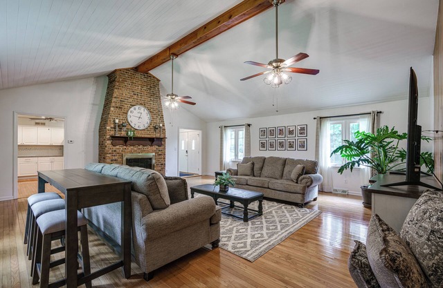 Steps from NOTRE DAME! Huge House! Arcade Game room, volleyball court & more!