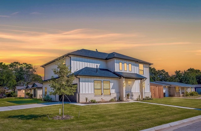 Steps to AT&T | Estate w/Hot Tub + Free Parking