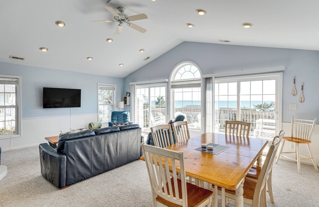 Steps to Beach: Emerald Isle Home w/Deck!