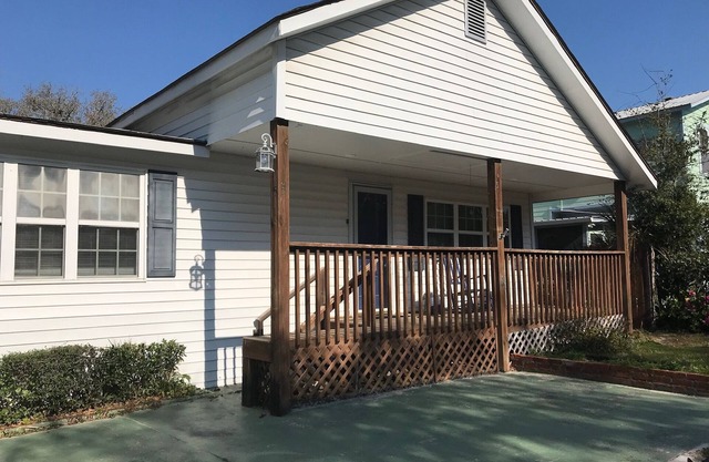 Steps to Beach, Restaurants, Pet Friendly Rates