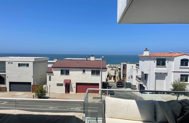 Steps to the sand in Manhattan Beach!