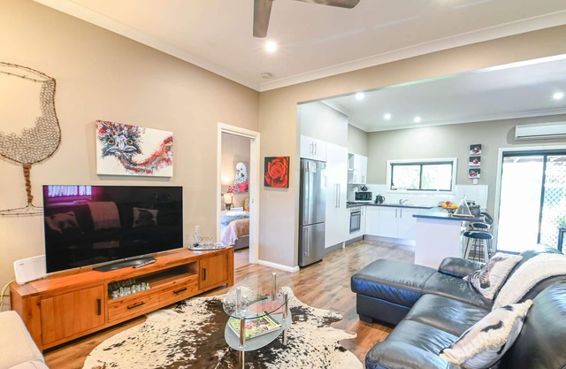 Sterling House - Spacious Deck, BBQ, Pets Allowed, Located close by to Orana Ou