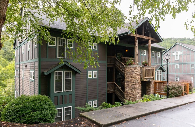 Still Point At Echota - Mountain Views, Great Community Amenities with indoor+outdoor pools,gym