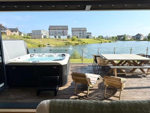 Still Waters - Luxury Lakeside Retreat with Hot Tub