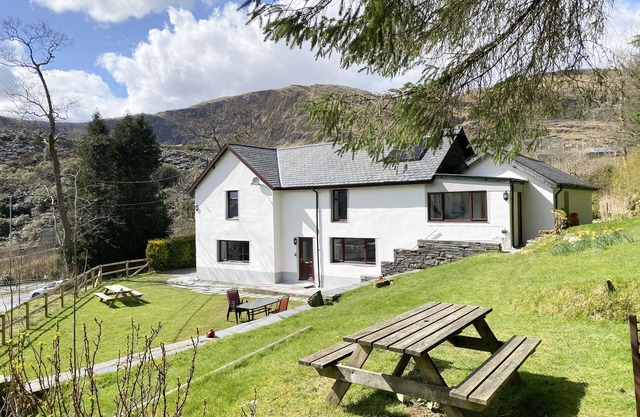 STINIOG LODGE, pet friendly, with open fire in Blaenau Ffestiniog