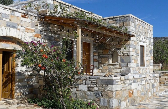 Stone-built houses Azalas, very quiet, directly by the beach, with fireplace