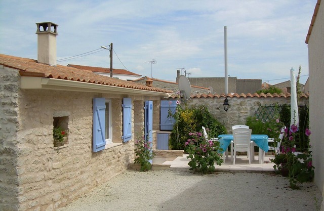 Stone house, large swimming pool. quiet, near sea1,.5 km classified 4 stars