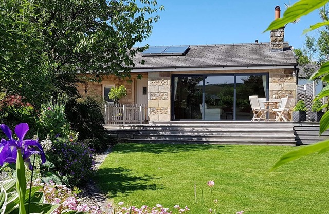 STONE MOUSE COTTAGE, character holiday cottage in Bolton-By-Bowland