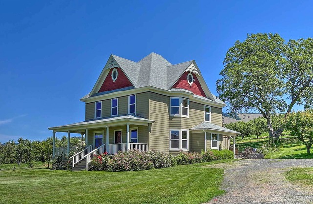 'StoryBook Glade’ Historical Homestead w/Views!