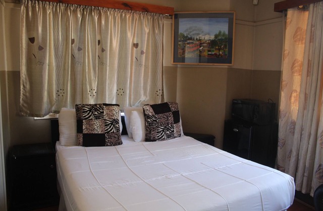 Strategic Location,15mindrive to ORTambo airport, the park town and the City Zoo