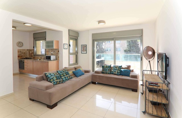 Strauss Serenity - Three Bedroom Apartment, Sleeps 6
