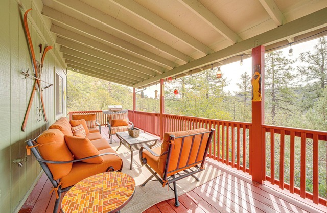 Strawberry Hideaway in the Pines w/Hot Tub!