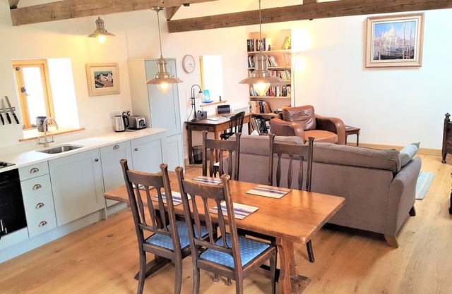 Strawfields. Stunning cottage in amazing location close to the sea + Games Barn.