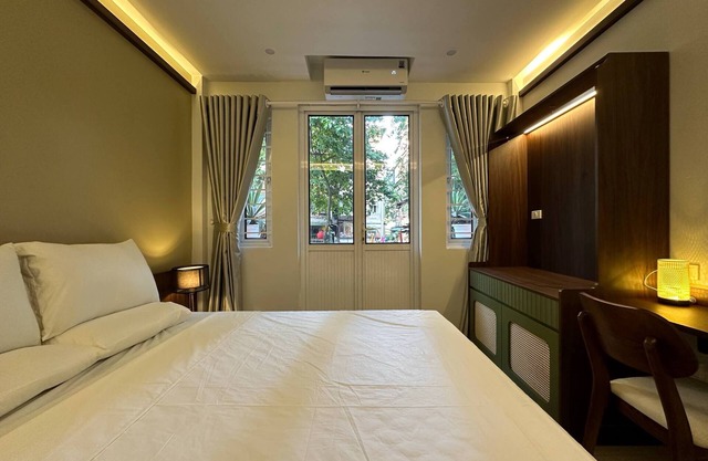 Street-facing room| 2BR| Balcony| Bamboura Home