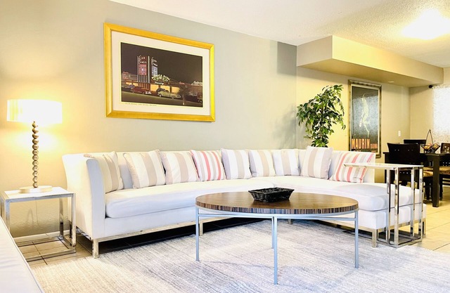 STRIP 2BR Condo LVCC pet-Friendly Free-wifi SemaShow-1mile! Formula1 Christmas25