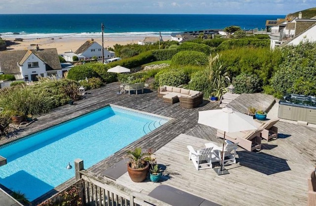 Stroll to beach, private pool, bar/bbq, hot tub, games+media room, dog friendly