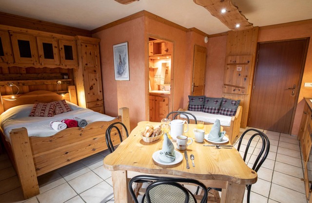 Studio Apartment 'Le Pin Cembro' with Mountain View, Private Terrace and Wi-Fi
