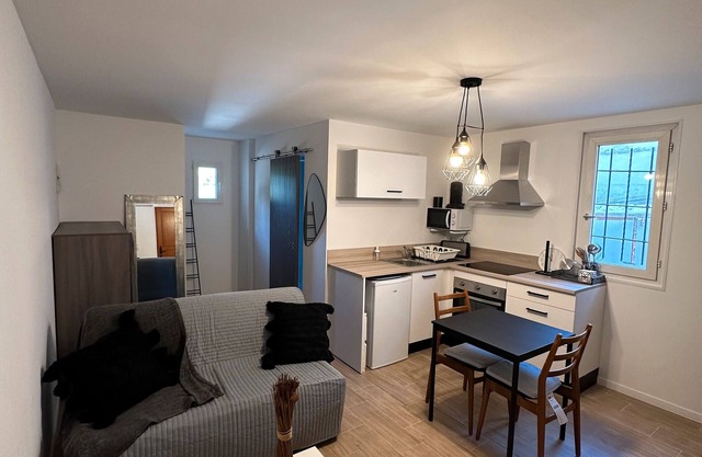 Studio Apartment 'Sur Un Domaine D'oliviers' with Mountain View, Wi-Fi and Air Conditioning