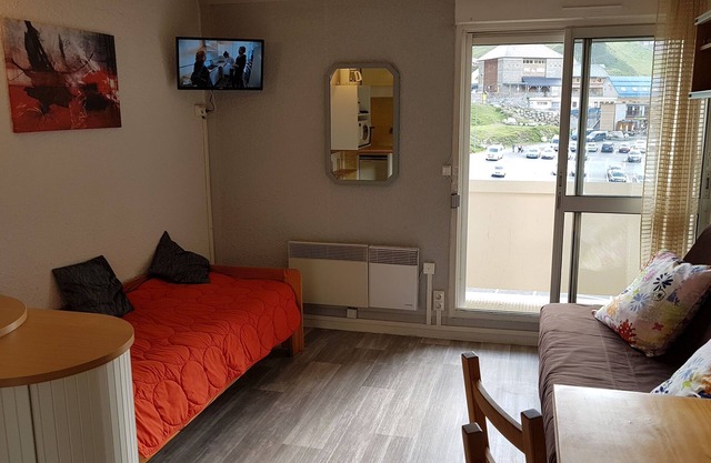 studio at the foot of the slopes, ideal for hikes, covered parking, balcony