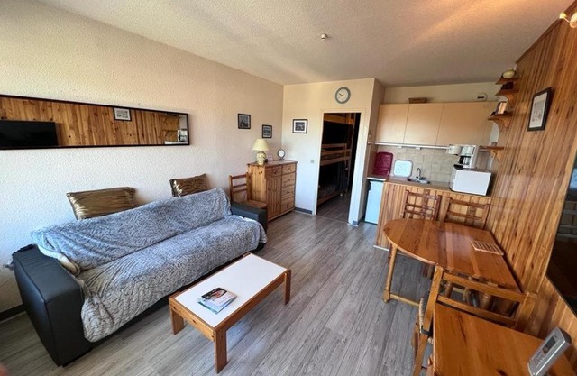 Studio cabine avec balcon, ascenseur et coin repas - FR-1-593-99