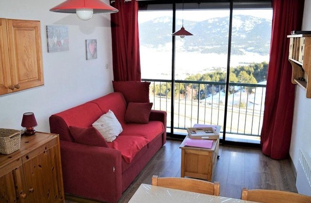 Studio cabine avec kitchenette équipée et TV - FR-1-593-8