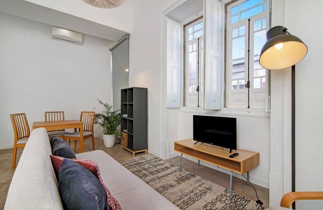 Studio 'Casa Vermelha I' with Terrace, Wi-Fi & A/C