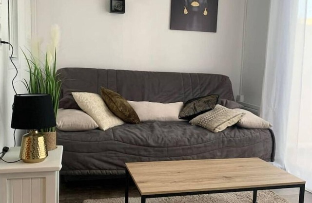 Studio Cosy et Confortable, Avec Terrasse, à 5 Minutes de la Plage!