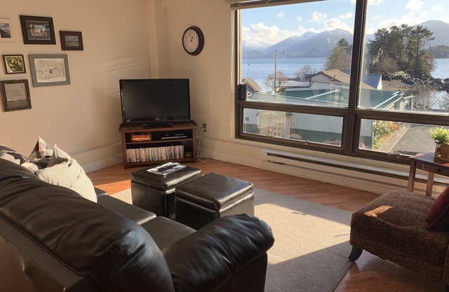 Studio Downtown Apt. 7 w/Ocean & Mountain Views.