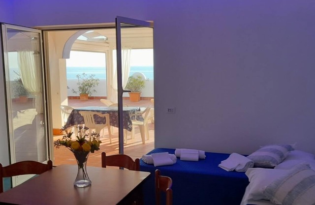 Studio, first sea line, large terrace (Ginestra)