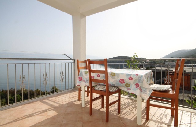 Studio flat near beach Cove Pokrivenik, Hvar (AS-8673-a)