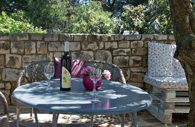 Studio flat near beach Cove Donja Kruščica - Donja Krušica, Šolta (AS-12418-a)