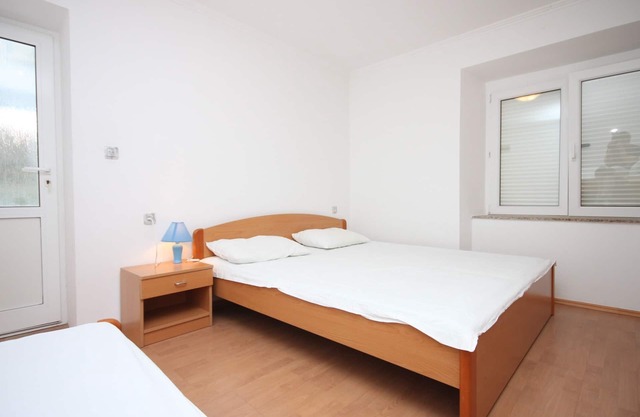 Studio flat near beach Zubovići, Pag (AS-6356-b)