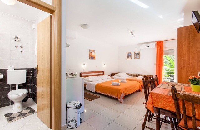 Studio flat with balcony Duće, Omiš (AS-16877-c)