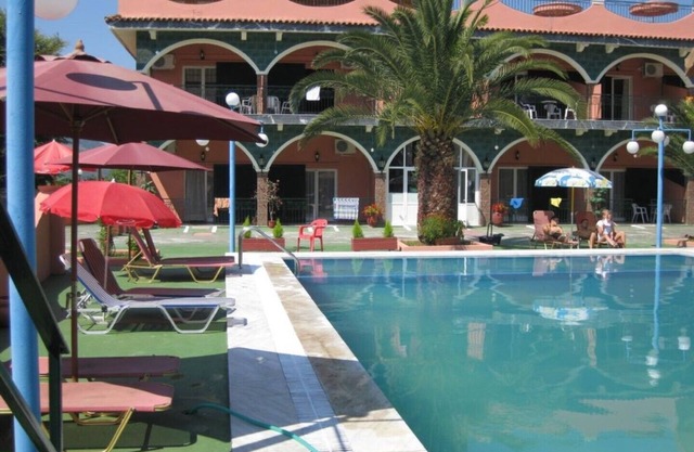 Studio for 2 With shared Pool Within Easy Reach Of Beaches