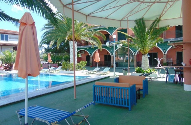 Studio for 5 with shared Pool, near AQUALAND WATER PARK