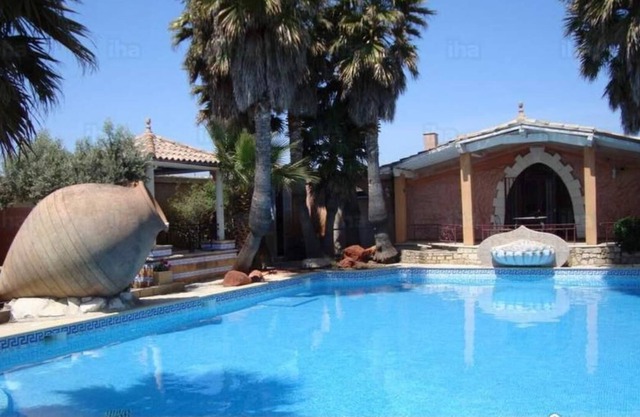 Studio in a farmhouse with large swimming pool, palm trees, bridges, fountains