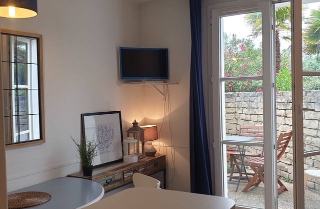 Studio In Residence With Pool And Parking