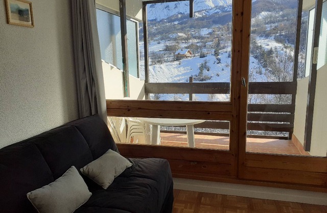 Studio in Sauze with balcony, parking, and all amenities