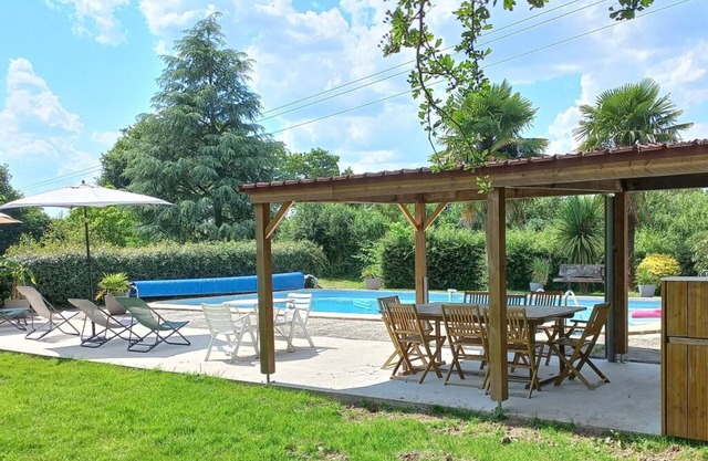 Studio Indépendant Dans une Maison Avec Piscine, un Grand Parc et son Étang