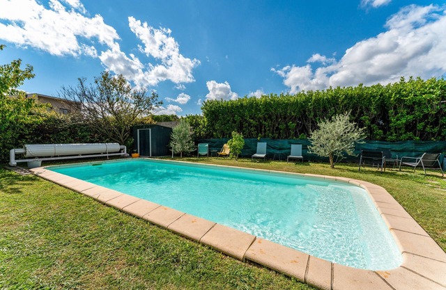 Studio 'Luberon' with Mountain View, Wi-Fi and Air Conditioning
