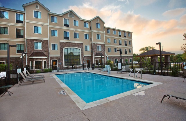 Studio Near Downtown Austin | Outdoor Pool, Free Breakfast!