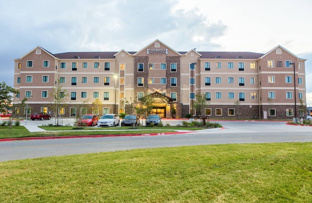 Studio Near University of Texas | Free Breakfast + 24 Hour Business Center + Heated Pool