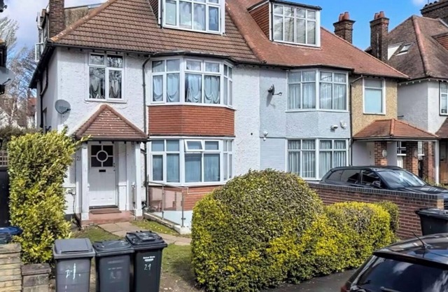 Studio next Golders Green tube