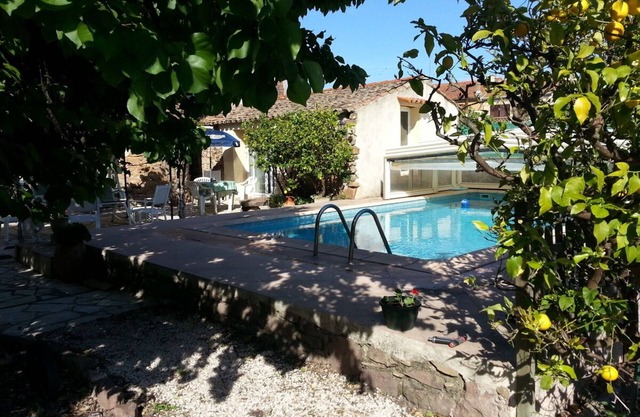 Studio with pool in provençal garden 10 km from beaches