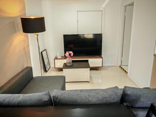 Studio with backyard close 2train&Westfield