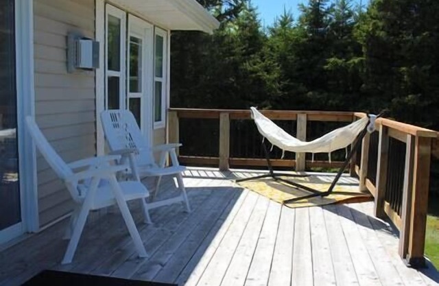 Stukely Cottage with Private Beach Access