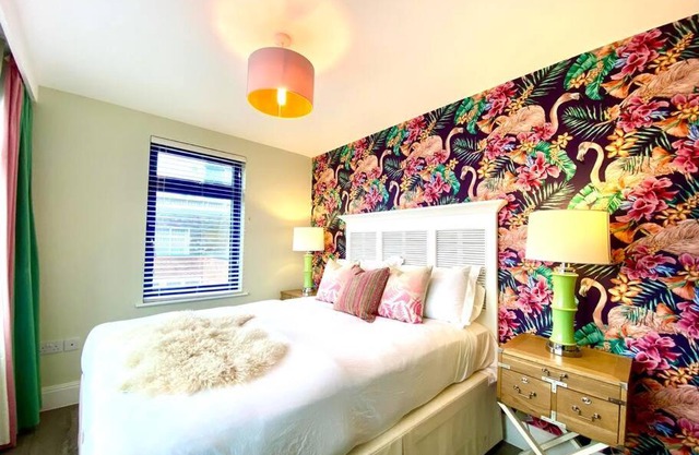 Stunning 3 bedroom Penthouse Apartment - Free Parking & WiFi - 1 Minute walk to Poole Quay - Great Location - Free Parking - Fast WiFi - Smart TV - Newly decorated - sleeps up to 6! Close to Poole & Bournemouth & Sandbanks